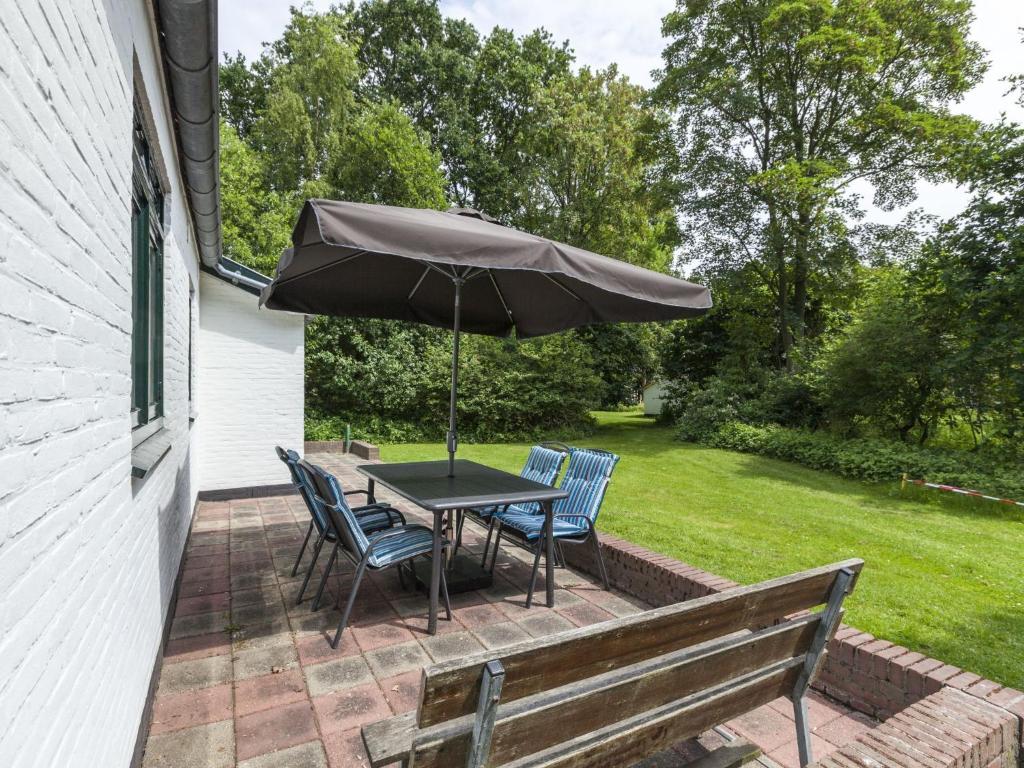 Attractive vacation home with spacious garden photo 2