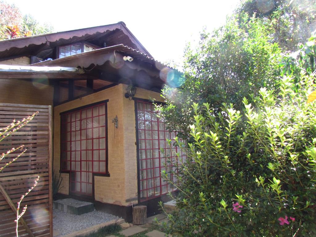 Chalé Pakere Montanha Lumiar - Conforto a mais de 1000 metros de altitude junto a natureza, lareira, wifi, piscina, sauna e água de nascente photo 1