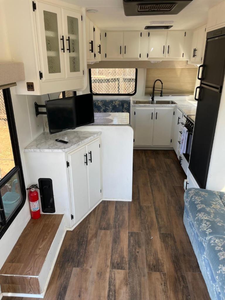 RV2 Stunning RV Private Netflix FreeParking image