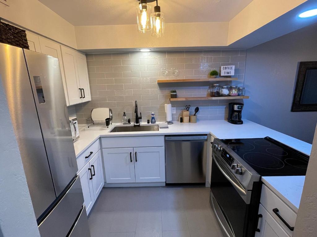 Next to Lake, Pool, 10 Acre Park, 1 Mile to Town, Best Prices photo 4
