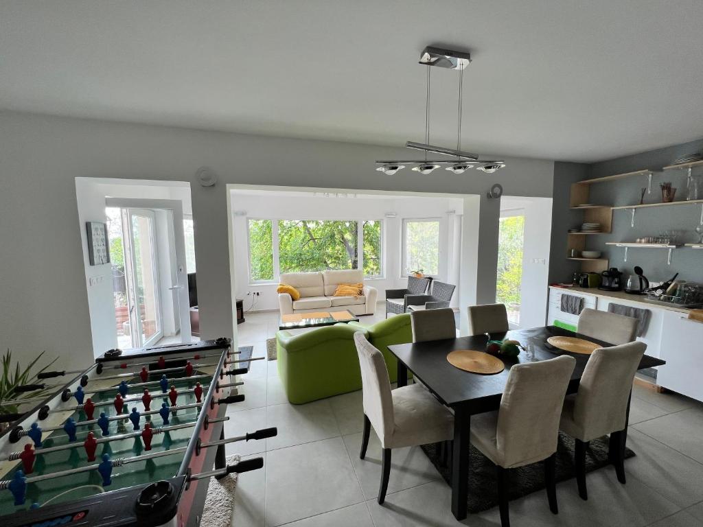 ‘NEW’ Sunkissed Villa on the Old Hill photo 2