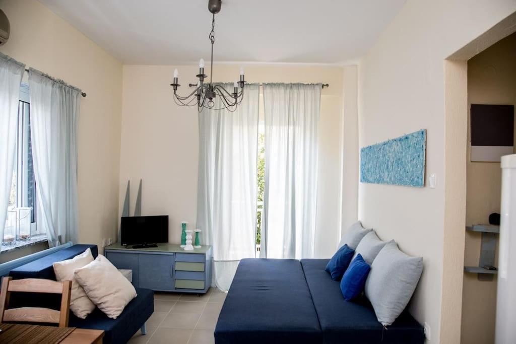 Blue Theros Apartments photo 3