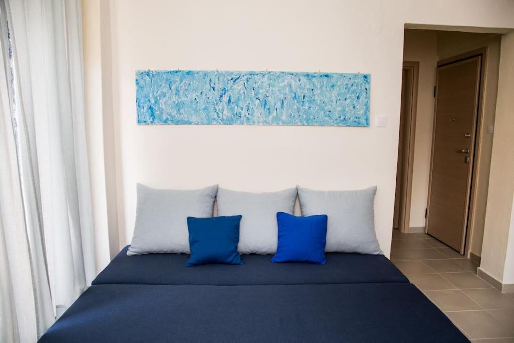 Blue Theros Apartments photo 2