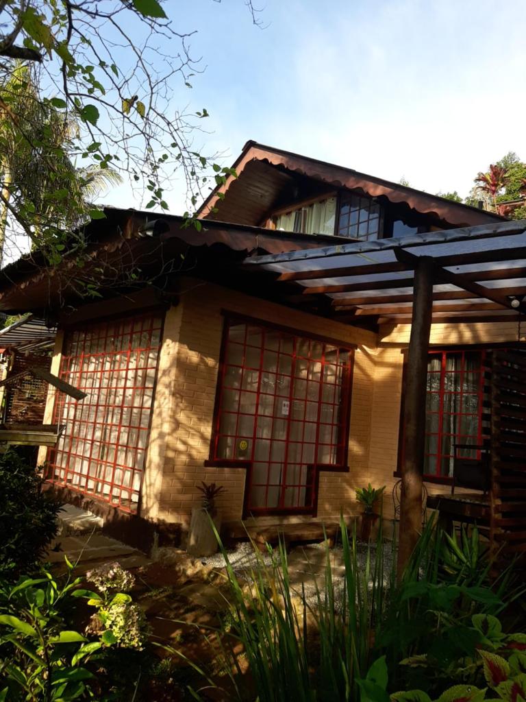Chalé Pakere Montanha Lumiar - Conforto a mais de 1000 metros de altitude junto a natureza, lareira, wifi, piscina, sauna e água de nascente photo 3