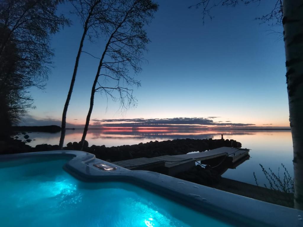 Mukava pieni 2-4h mökki min 2 vrk Saimaan rannalla, poreallas, puusauna, Wi-Fi, Smart TV photo 4