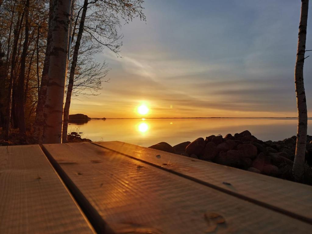 Mukava pieni 2-4h mökki min 2 vrk Saimaan rannalla, poreallas, puusauna, Wi-Fi, Smart TV photo 1