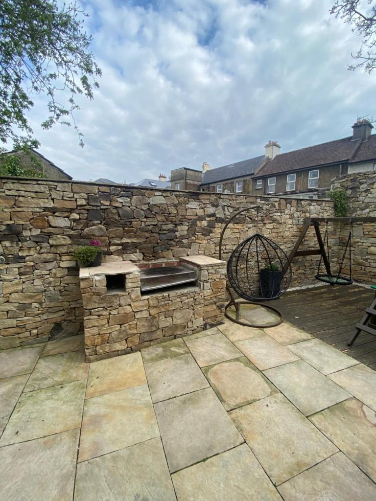 Town villa with charming garden, bbq area & Sleeps 6 photo 2