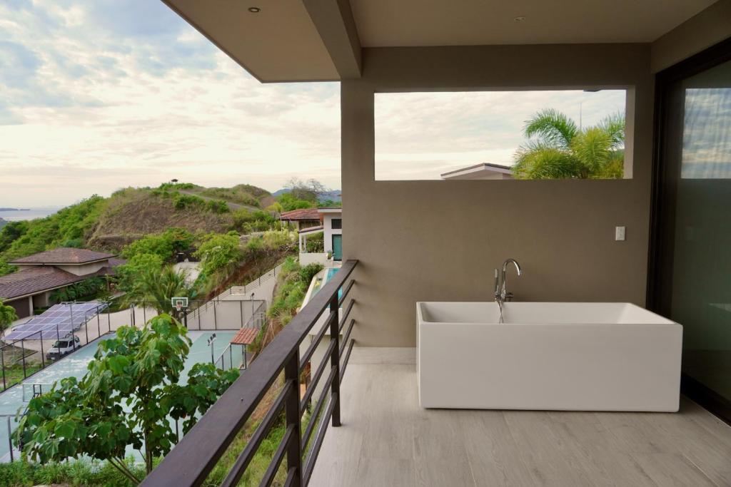 Casa de Iluminacion - Gorgeous 5-BR oceanview Villa with private infinity Pool photo 4