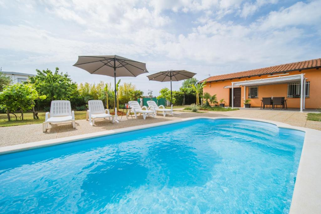 Villa Chiara with Private Pool and garden photo 2
