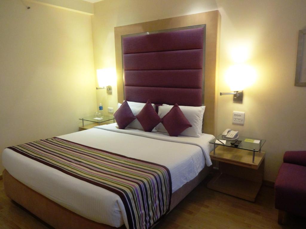 Двухместный (Club Room with 15% discount on Food & Beverages), Royal Orchid Central, Bangalore