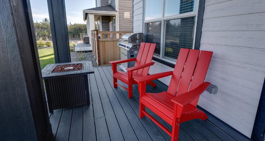Sunset Beach Manor - Oyhut Bay Seaside Village photo 1
