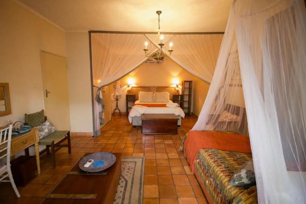 Wonderfully spacious two bedroom cottage in a quiet secluded area of town, on the edge of the bush - 1998 photo 1