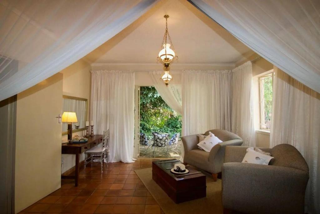Wonderfully spacious two bedroom cottage in a quiet secluded area of town, on the edge of the bush - 1998 photo 4