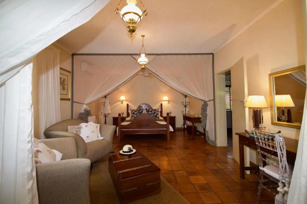 Wonderfully spacious two bedroom cottage in a quiet secluded area of town, on the edge of the bush - 1998 photo 3