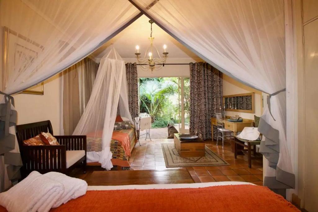 Wonderfully spacious two bedroom cottage in a quiet secluded area of town, on the edge of the bush - 1998 photo 2