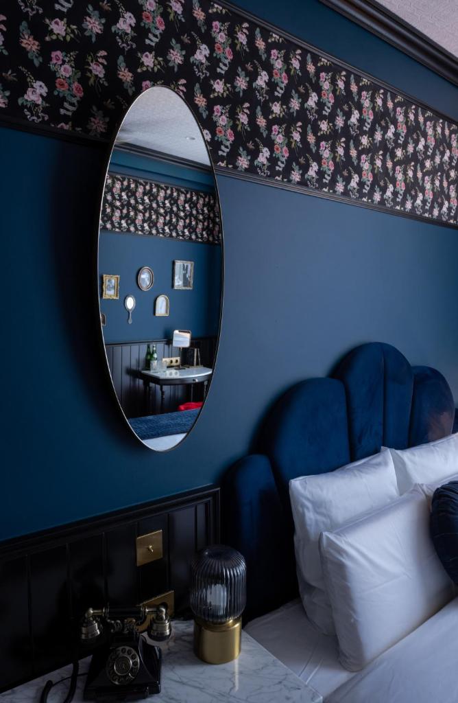 Craves Hotel - Tap to explore photos