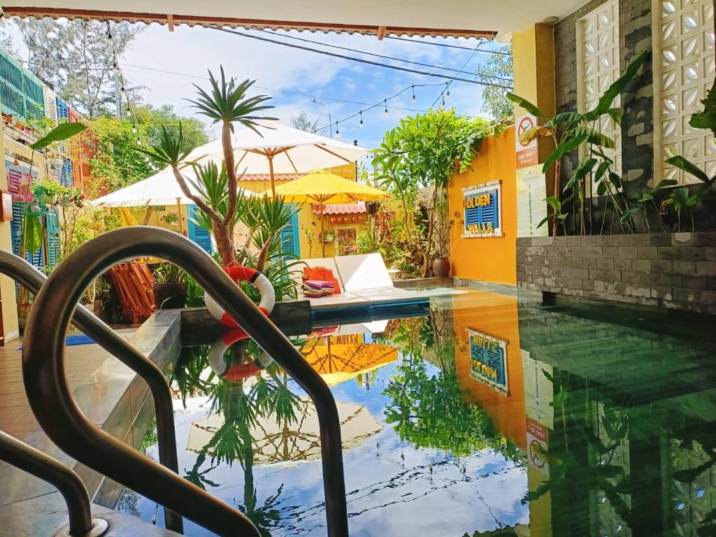 Golden Walls Homestay near the ancient town of Hoi An