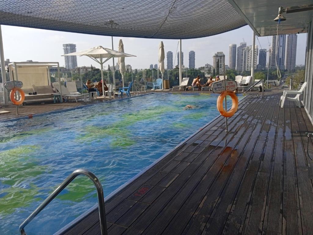 YalaRent Midtown towers TLV photo 1