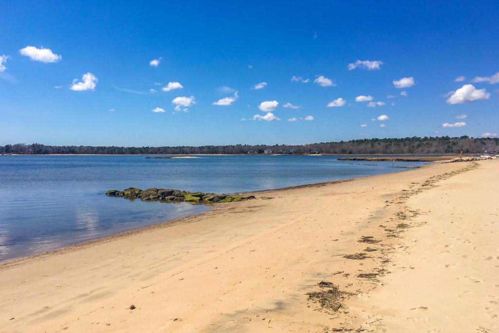 Modern Wareham Cottage Walk to Swifts Beach photo 1
