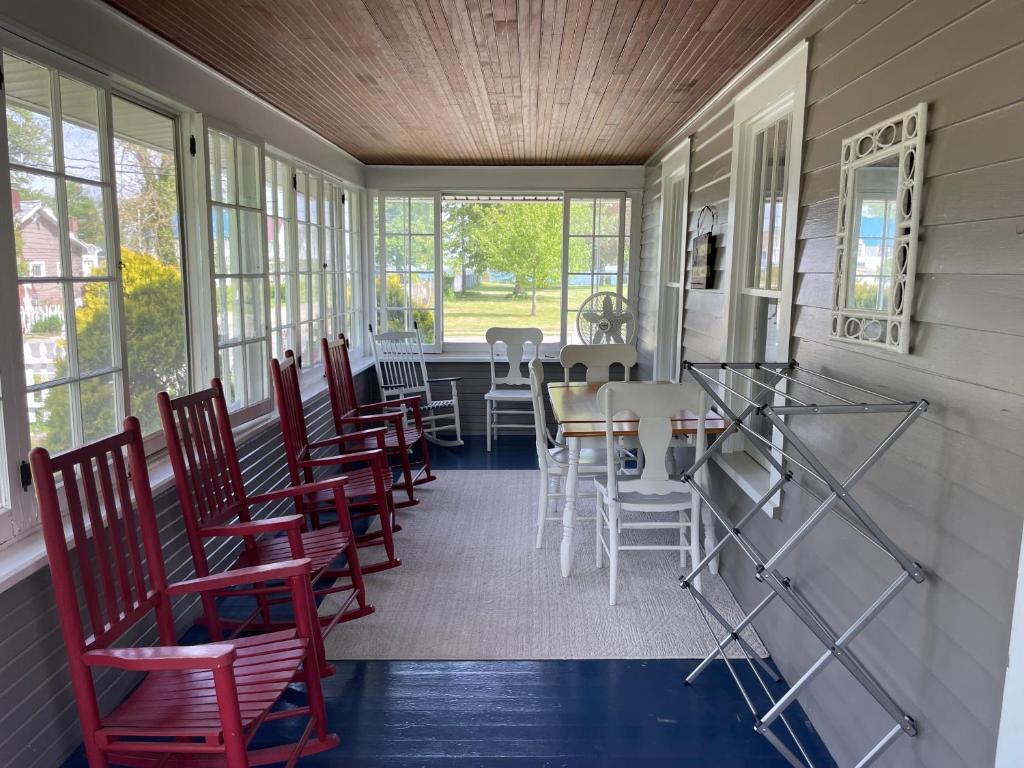 Drop Anchor Cottages and Lake House photo 1