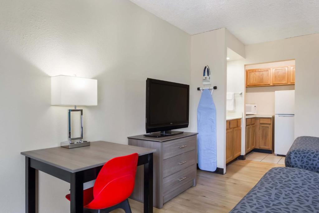 1 Life Studio and Suites - Tap to explore photos