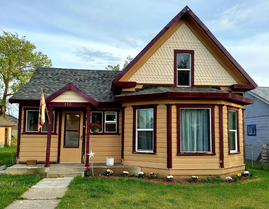 Vintage Cozy Family Home near National Parks image