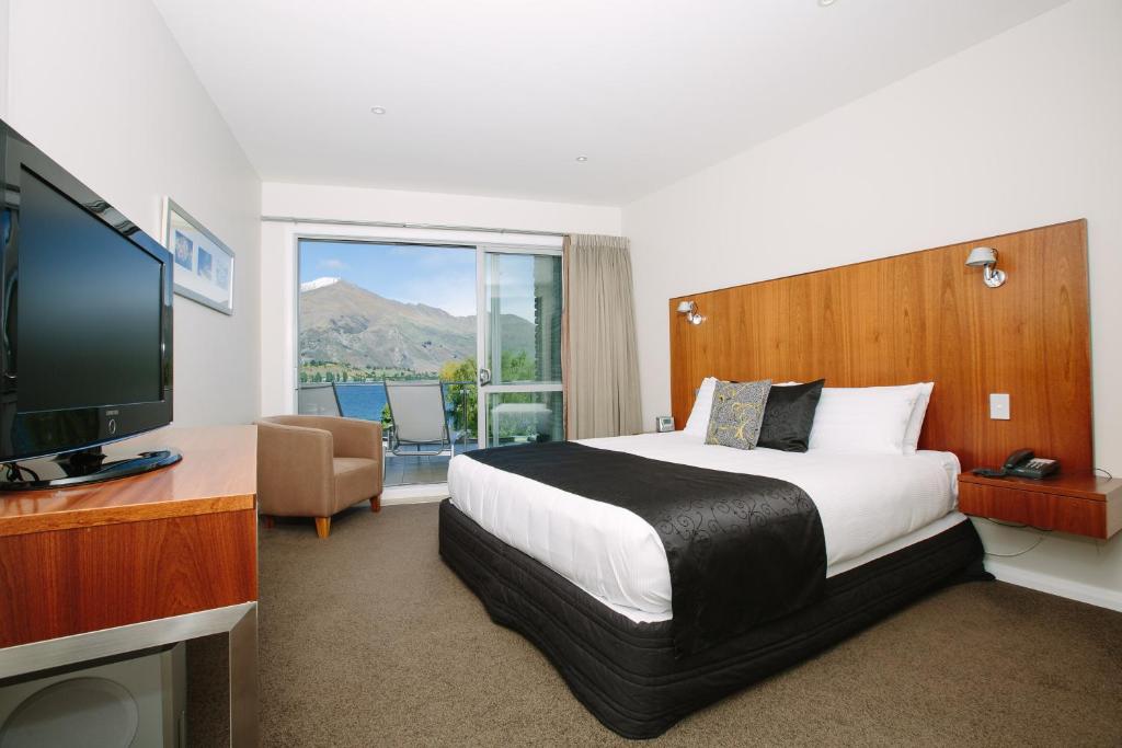 Lakeside Apartments photo 3