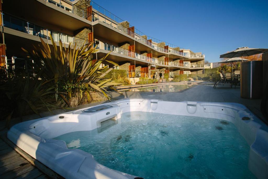 Lakeside Apartments photo 4