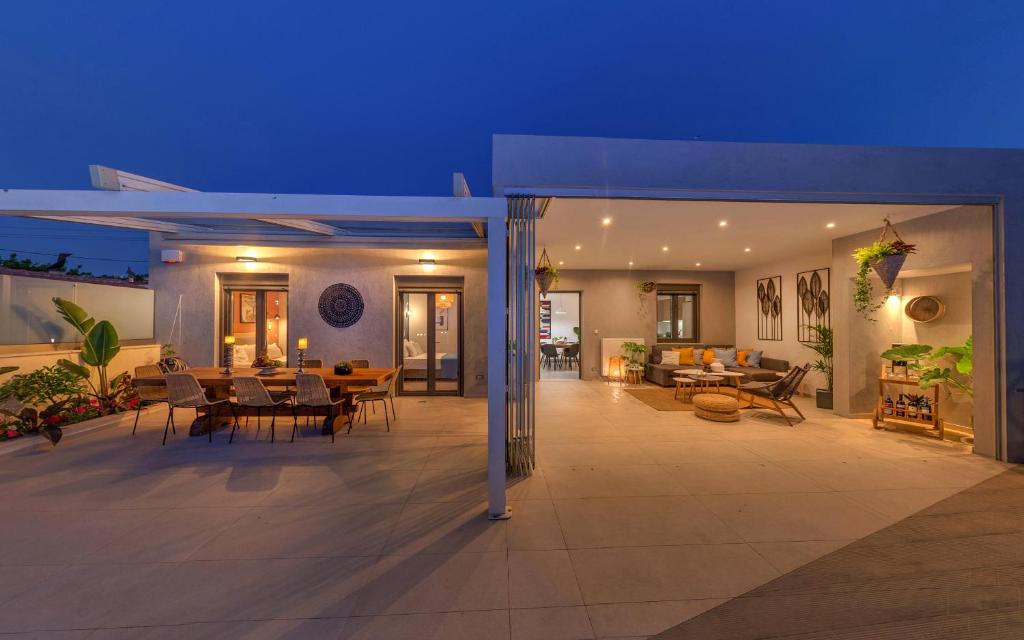 Sea view villa with private pool close to the beach photo 1