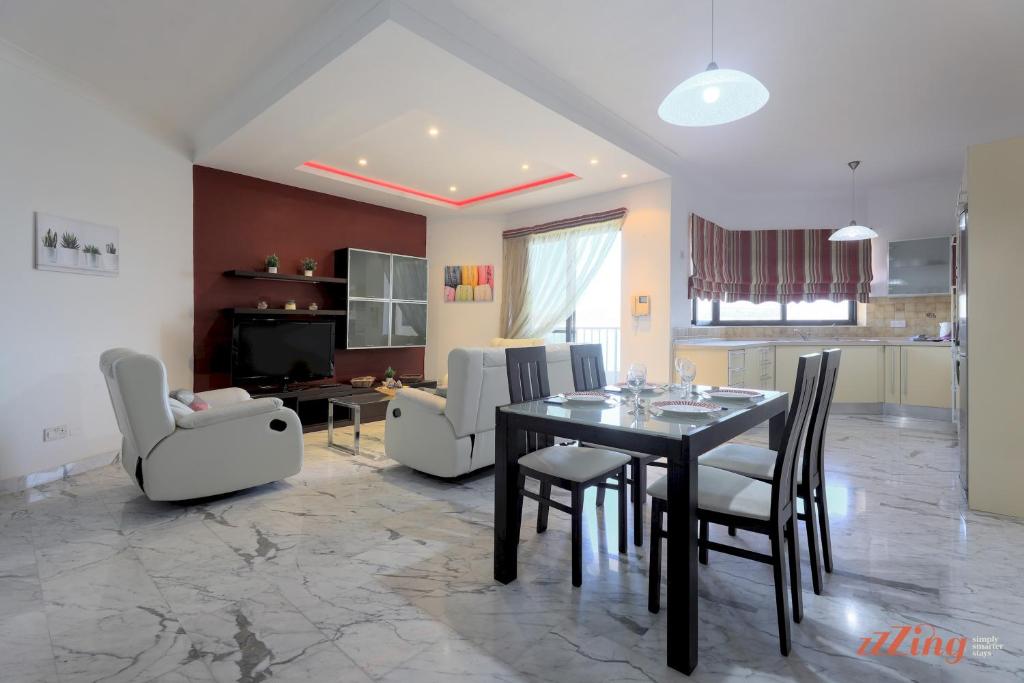 Seafront 2 Bedroom Apartment overlooking Bay photo 2