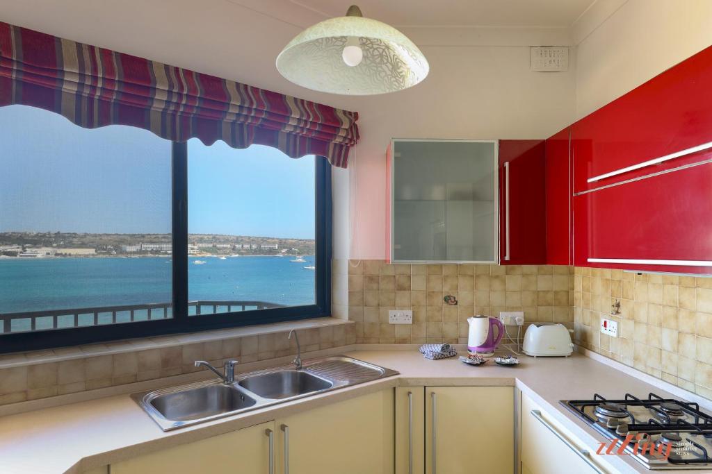Seafront 2 Bedroom Apartment overlooking Bay photo 4
