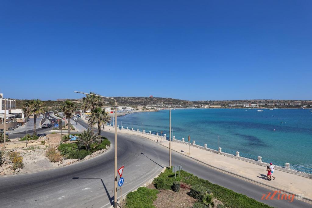 Seafront 2 Bedroom Apartment overlooking Bay photo 3