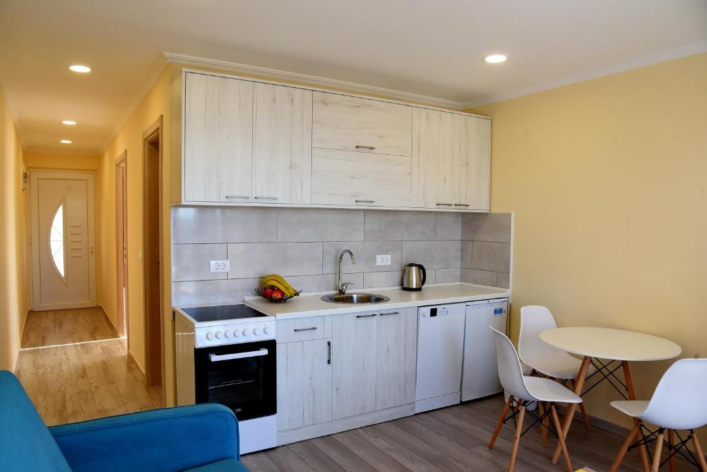 Sunset Apartments photo 2