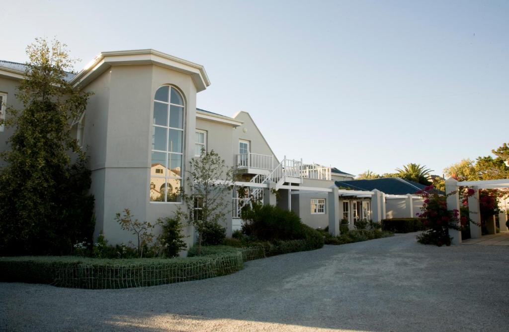 11 WESTCLIFF RENTALS photo 2