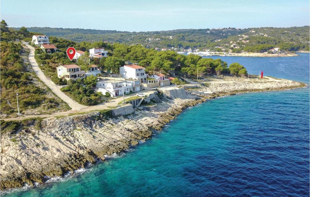 Stunning Home In Rogac With 4 Bedrooms And Wifi