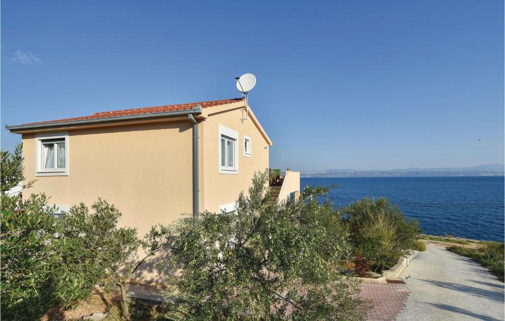 Stunning Home In Rogac With 4 Bedrooms And Wifi photo 3