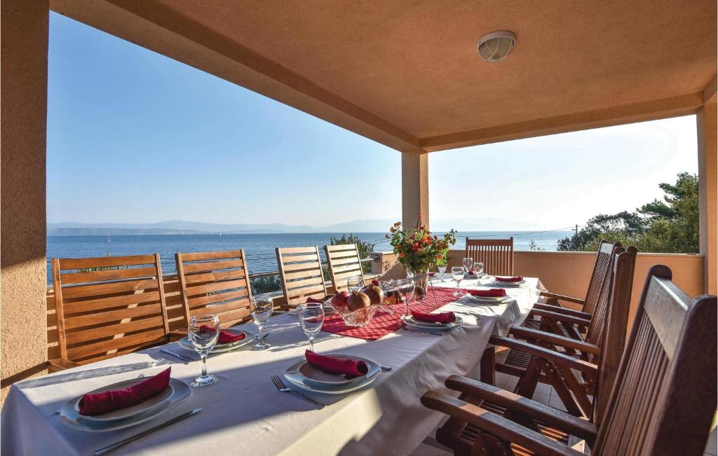 Stunning Home In Rogac With 4 Bedrooms And Wifi photo 4
