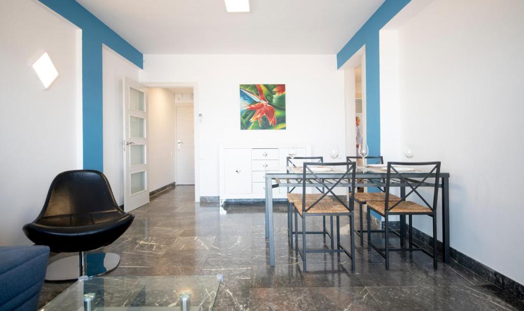 R130 Beachfront Apartment with air conditionner photo 3