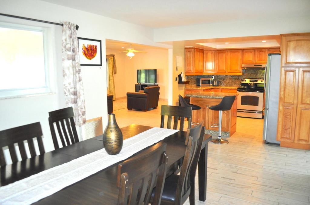 Lovely 3-bd, walk to bars, 9 min drive from beach! Heated pool. image