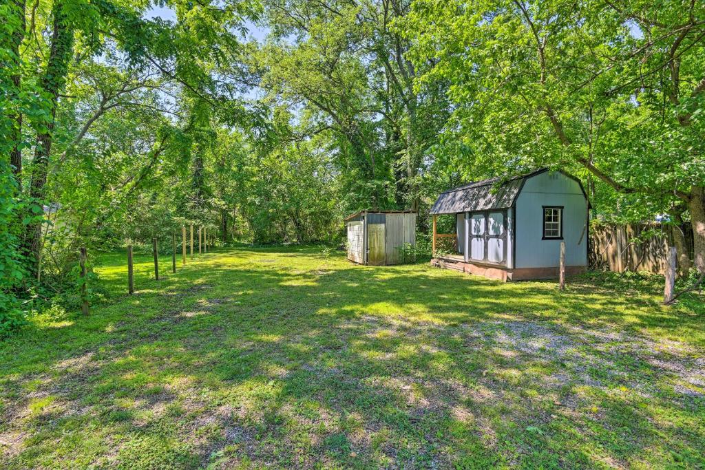 Quaint Downtown Murfreesboro Cottage with Lush Yard photo 2