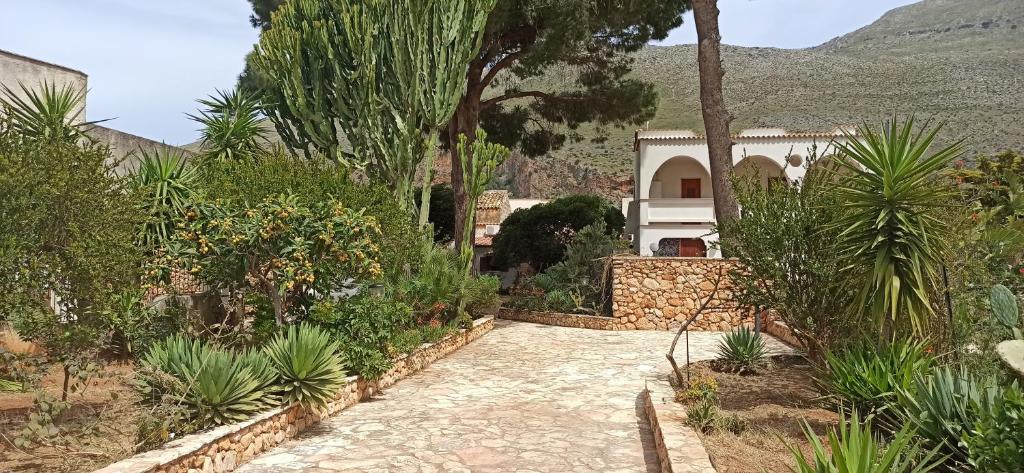 Villa indipendente con patio giardino e parcheggio photo 1