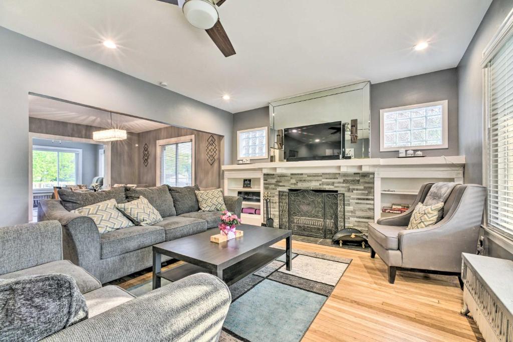 Elegant Detroit Home with Yard about 5 Mi to Dtwn!