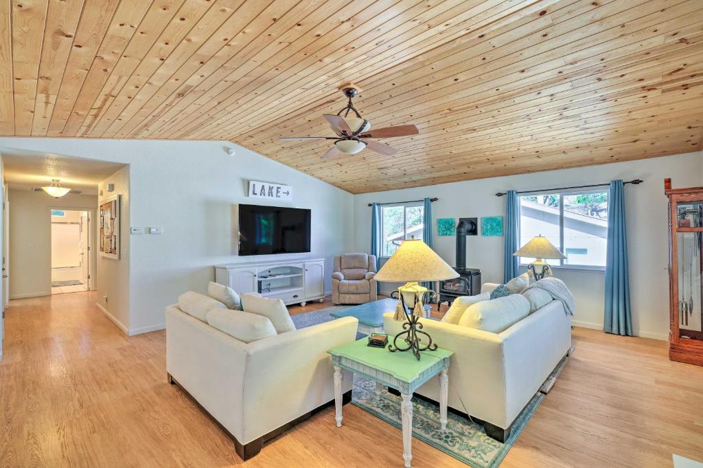 Stunning Groveland Home with Outdoor Kitchen! photo 2