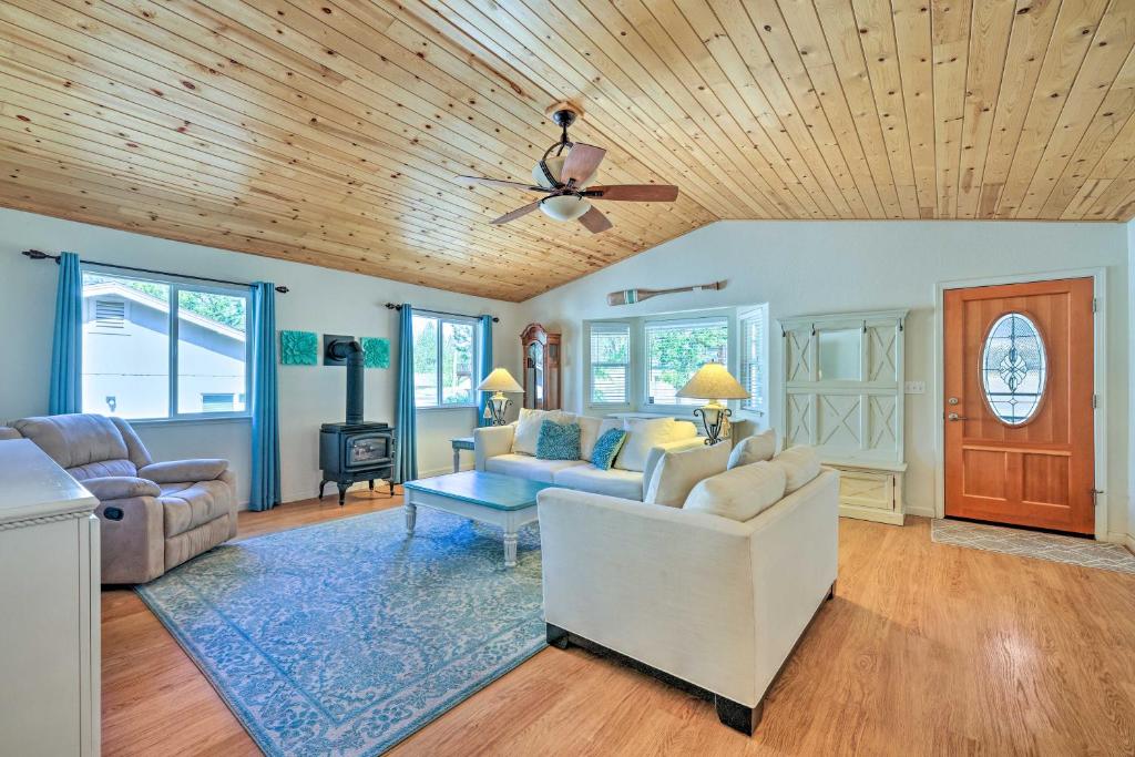 Stunning Groveland Home with Outdoor Kitchen! photo 3