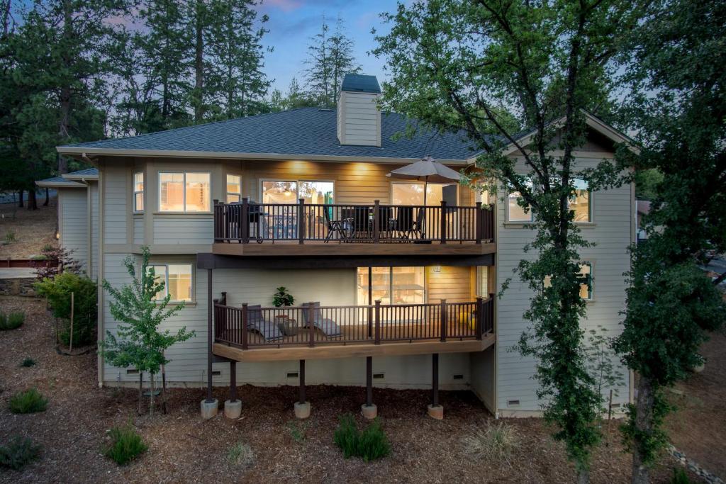 New Luxury Lake House in Pine Mountain Lake Close to Yosemite! Perfect for all seasons! Great for retreats, getaways, celebrations, and more! photo 4