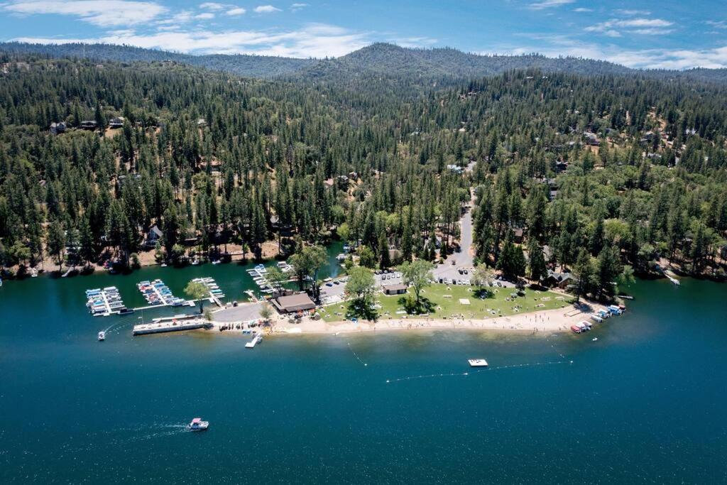 New Luxury Lake House in Pine Mountain Lake Close to Yosemite! Perfect for all seasons! Great for retreats, getaways, celebrations, and more! photo 3
