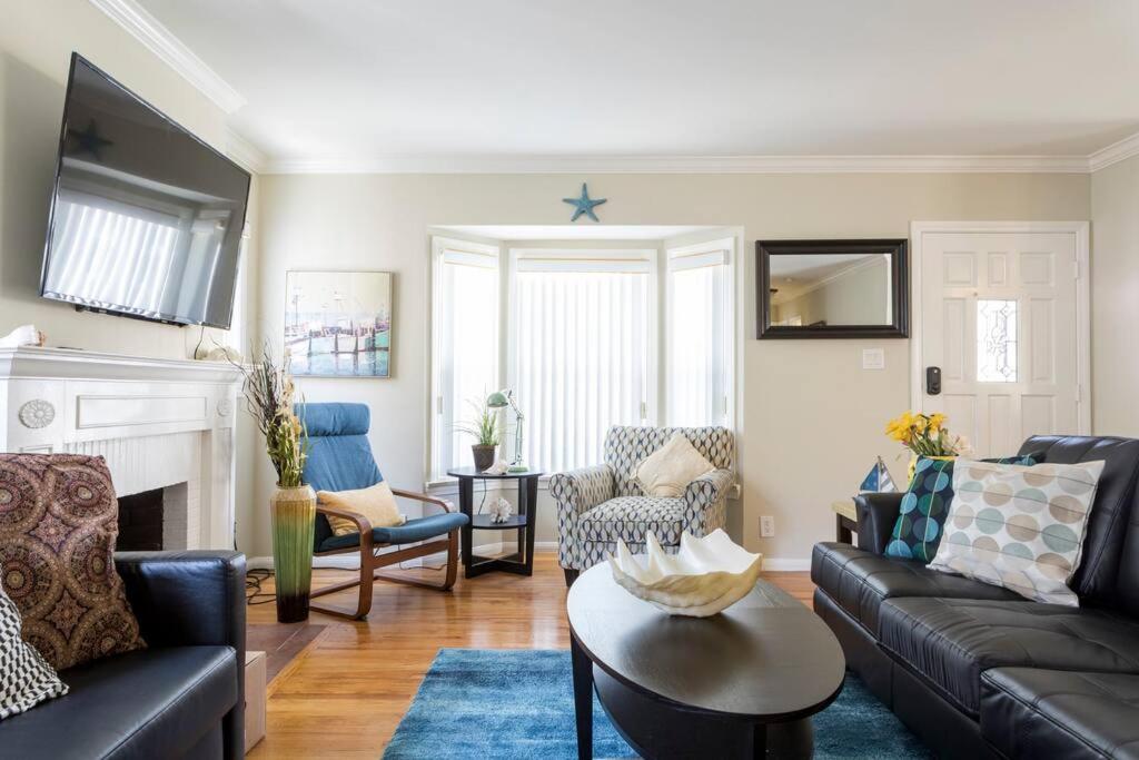 2bd/2ba in Belmont Shores! Close to EVERYTHING! image