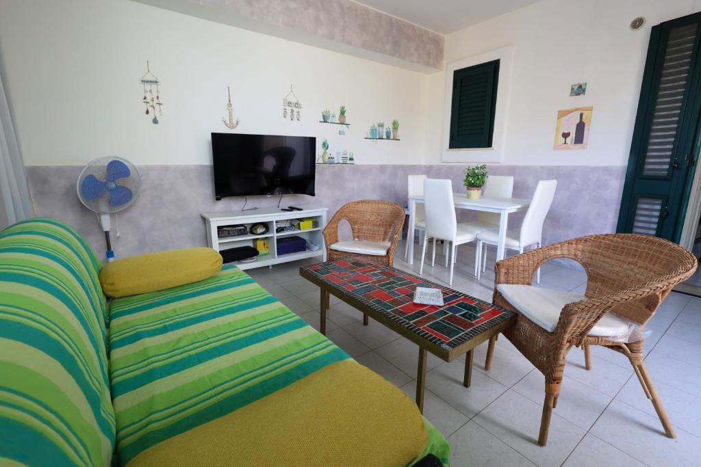 2 bedrooms appartement at Torre Pali 400 m away from the beach with enclosed garden and wifi photo 4