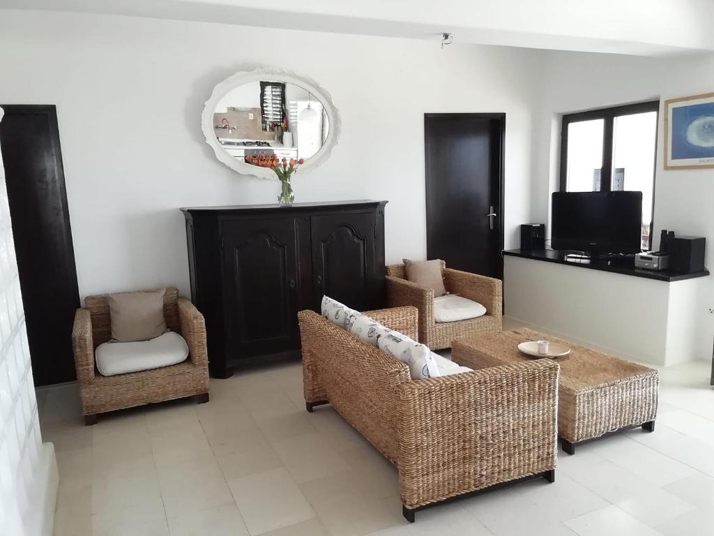 Zavala view luxe apartment-private path to sea photo 4