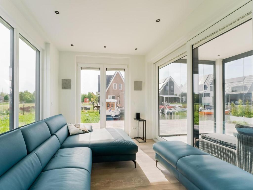 Peaceful and luxurious villa at the waterfront in Stavoren photo 1
